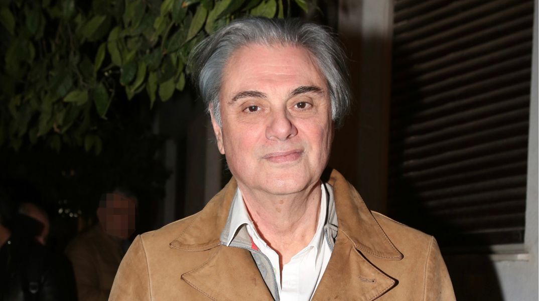 Ο Οδυσσέας Σταμούλης παντρεύτηκε την Κωνσταντίνα σε πολιτικό γάμο - Ο ηθοποιός πιστεύει ότι ο γιος του θα χάρηκε πολύ για τη νέα τους αρχή.