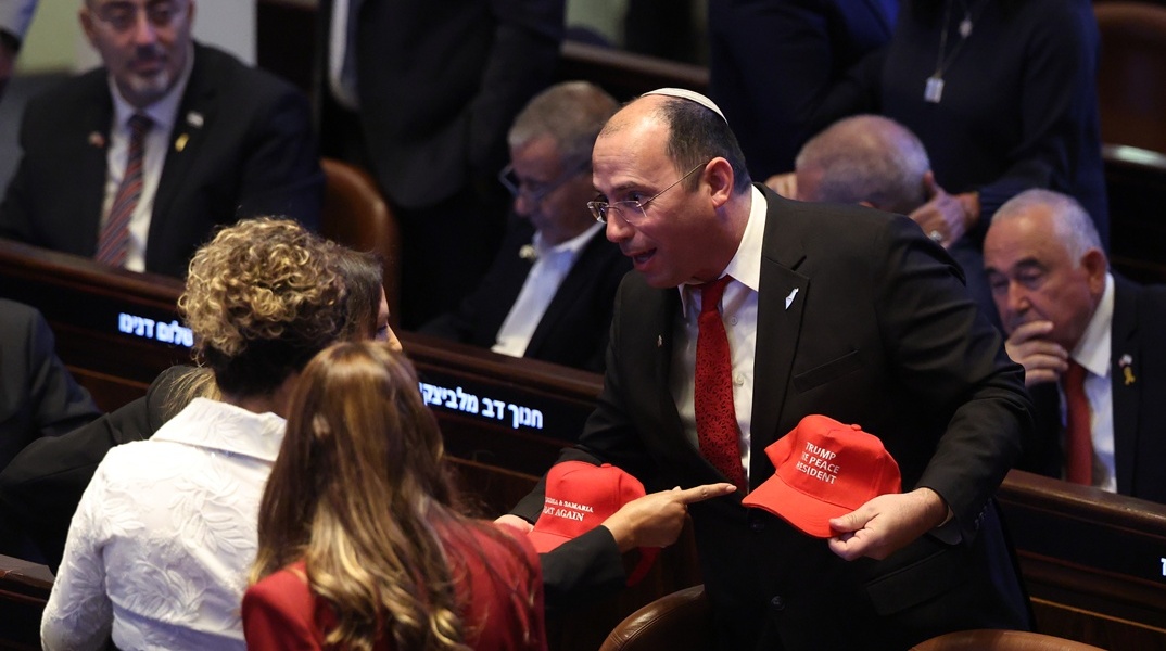 Καπελάκια για τον Ντόναλντ Τραμπ στο Κνεσέτ