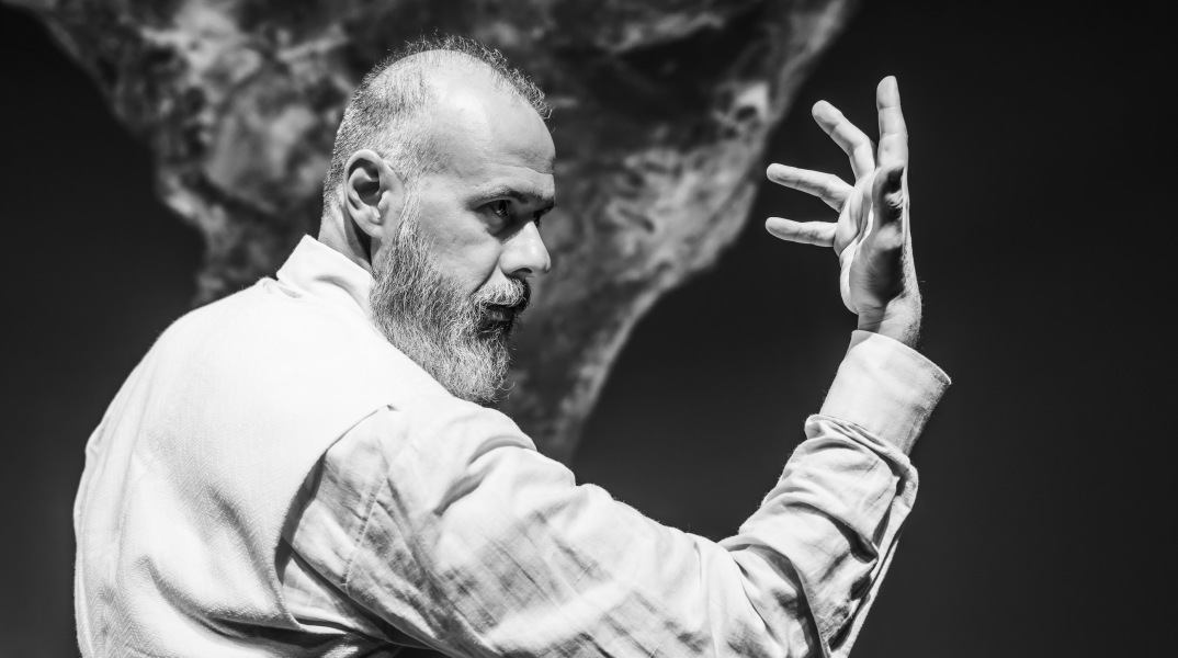 «Η Πύλη της Κόλασης» του Γιάννη Καλαβριανού στο Αμφι-θέατρο