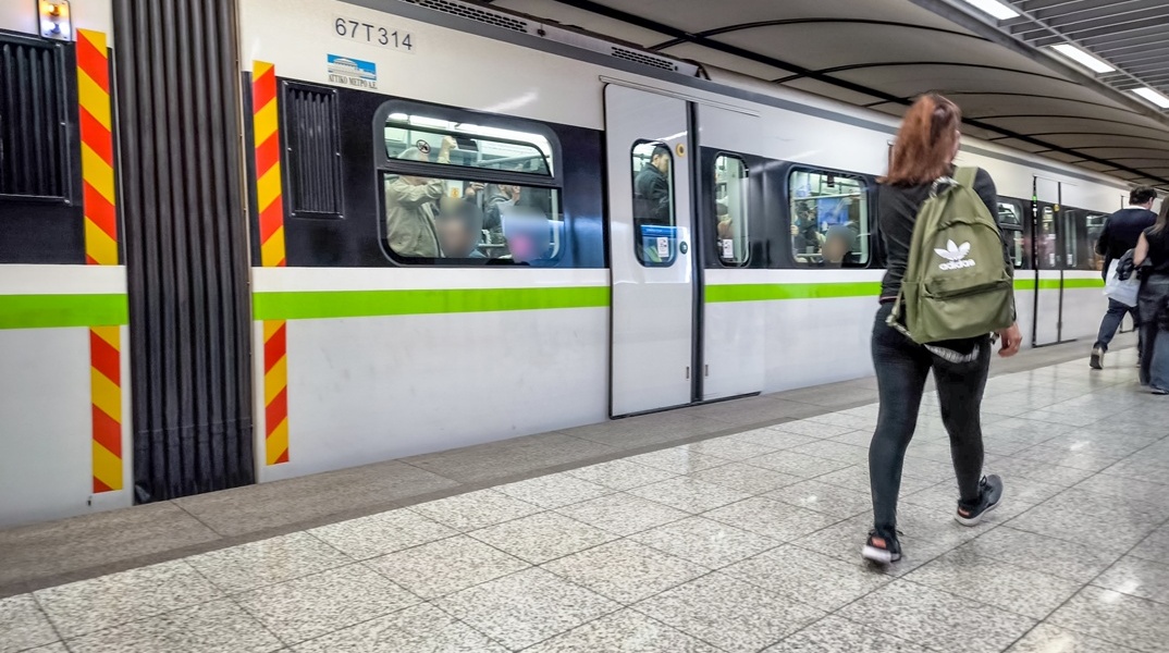 Συρμός μέσα σε σταθμό του μετρό