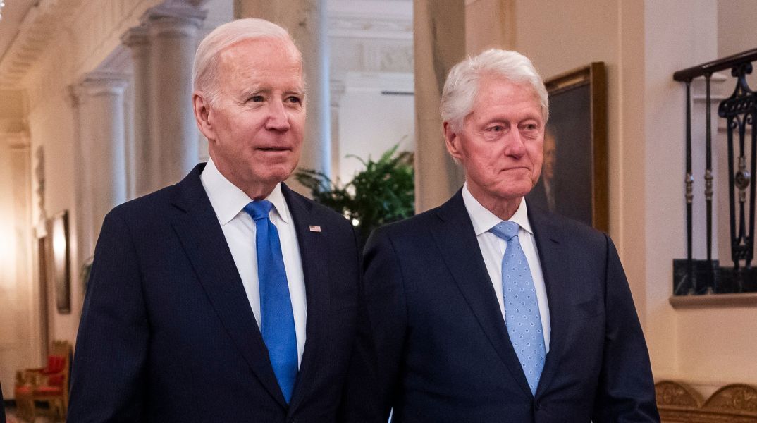 Μπάιντεν και Κλίντον επαινούν τον Τραμπ για τη συμφωνία ειρήνης στη Γάζα, εκφράζοντας ευγνωμοσύνη για την απελευθέρωση ομήρων και την κατάπαυση πυρός.