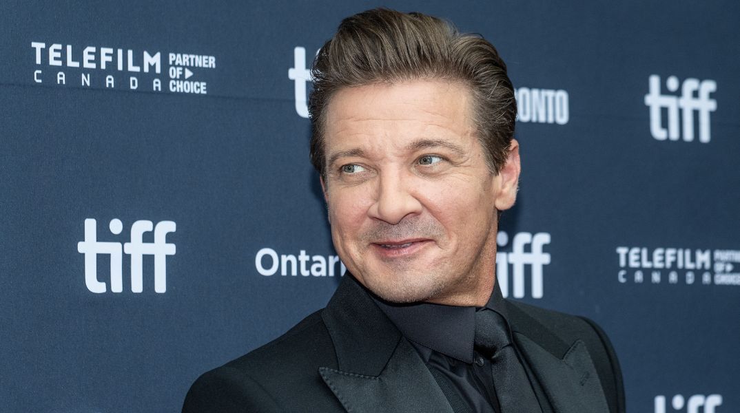 Ο Τζέρεμι Ρένερ αφηγείται το «Stardust Future: Stars and Scars», την πρώτη μεγάλου μήκους animation ταινία που δημιουργήθηκε εξ ολοκλήρου με τεχνητή νοημοσύνη.