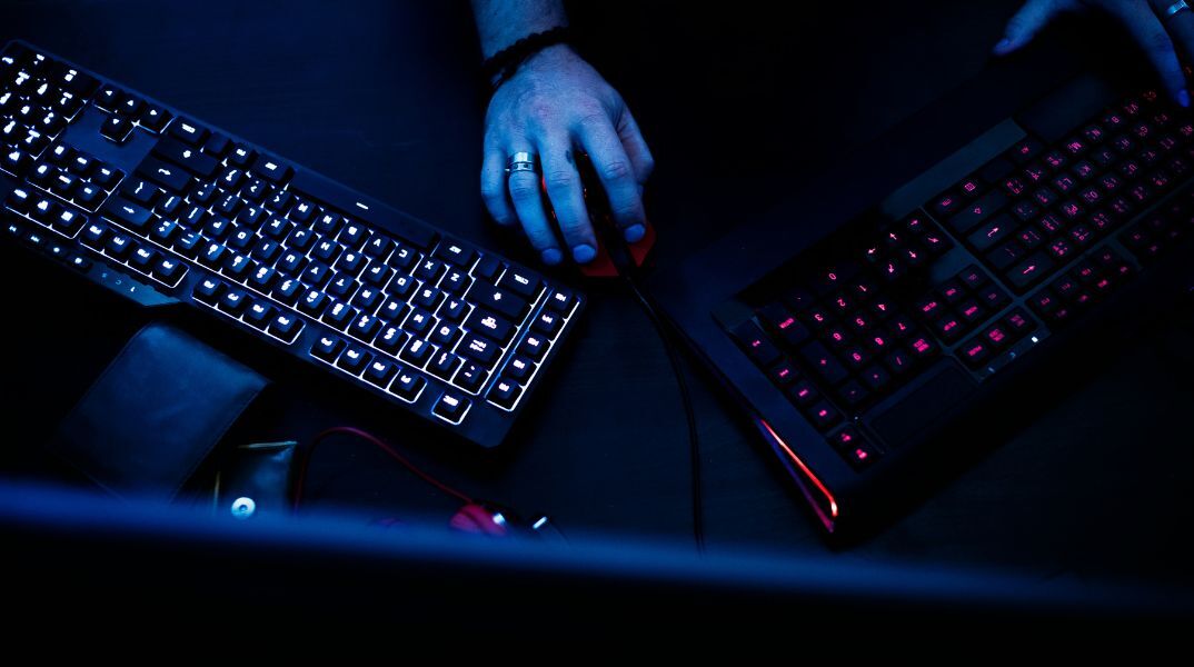 Το κακόβουλο λογισμικό Stealerium καταγράφει δεδομένα από κάμερες χρηστών και τα χρησιμοποιεί για εκβιασμούς - Ειδικοί προειδοποιούν για επιθέσεις sextortion 