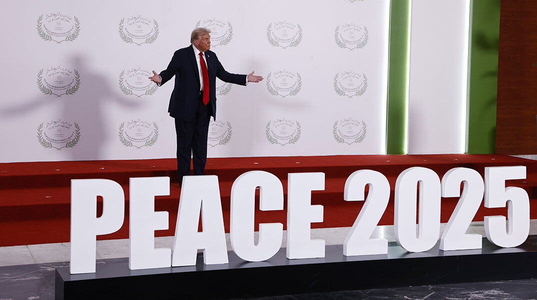 Ο Ντόναλντ Τραμπ στη Σύνοδο για τη Γάζα © EPA/YOAN VALAT / POOL