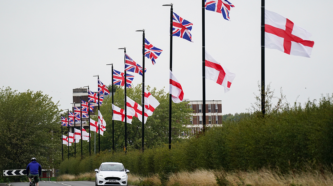 Raise the Colours: Η σιωπηλή επανάσταση στην Αγγλία