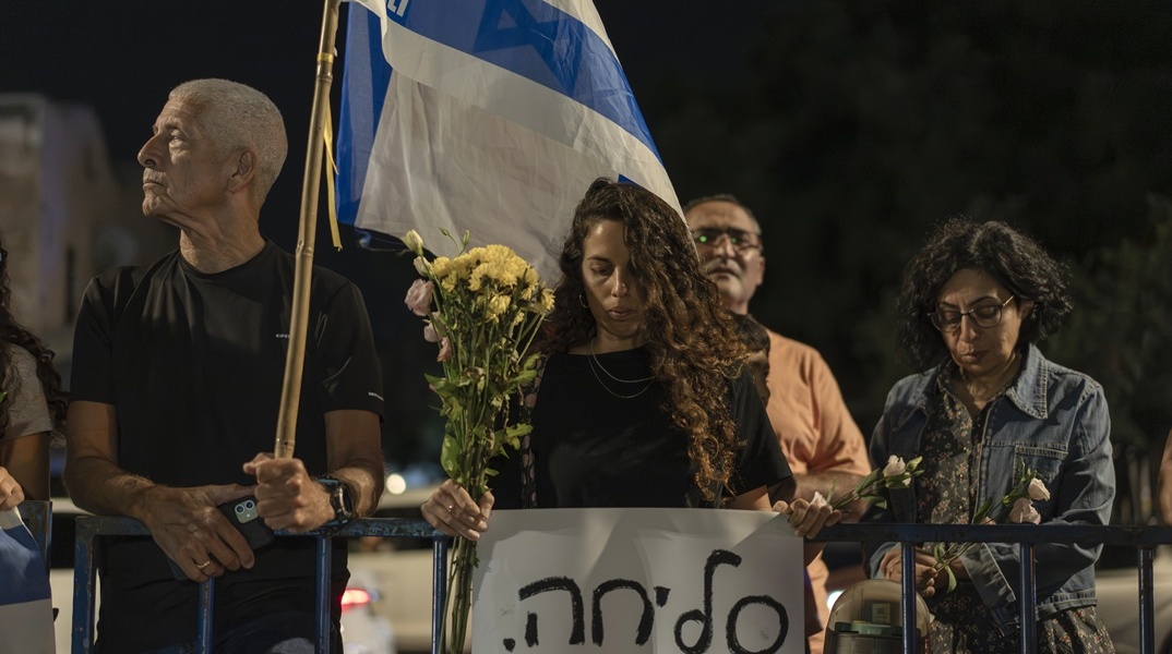 Πολίτες με λολούδια στα χέρια υποδέχονται τις σορούς των νεκρών ομήρων 