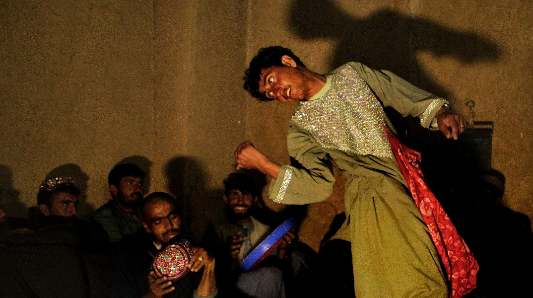 Νεαροί Αφγανοί ενσαρκώνουν το έθιμο του Bacha Bazi 