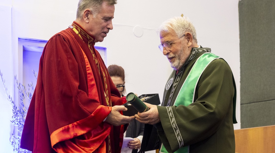 Επίτιμος διδάκτορας του Τμήματος Βιοϊατρικών Επιστημών του ΔΙ.ΠΑ.Ε. ο δρ Γεώργιος Β. Αποστολόπουλος