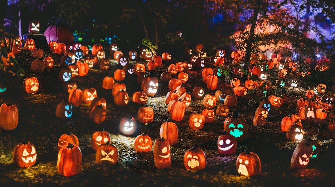 Κολοκύθες κομμένες και με φως μέσα τους