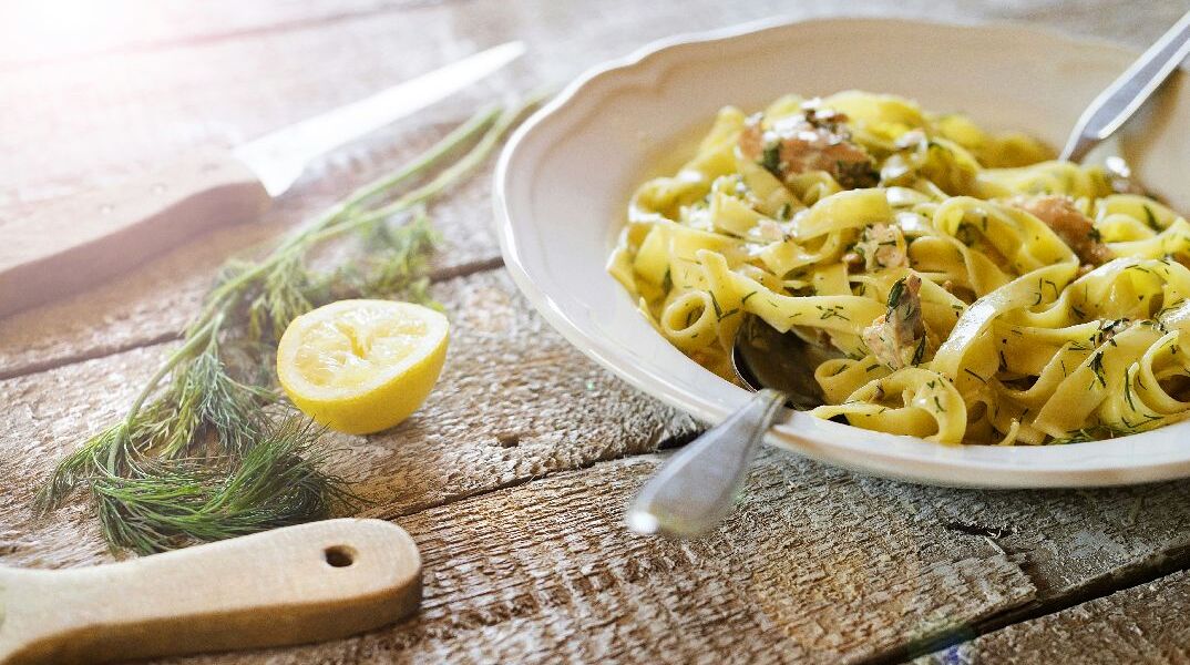 Εύκολη μακαρονάδα με σολομό και λεμόνι