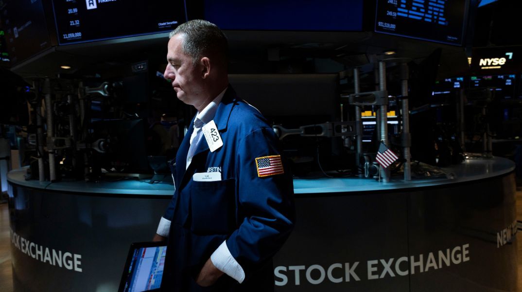 Οι αγορές παγκοσμίως κατέγραψαν πτώση μετά τις αποκαλύψεις για ζημιογόνες δανειακές εκθέσεις τραπεζών των ΗΠΑ - Οι επενδυτές στρέφονται στον χρυσό.