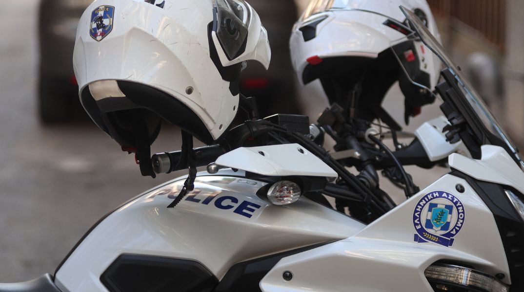 Εξάρχεια: Αποκαταστάθηκε η κυκλοφορία - Δεν προέκυψε ύποπτο περιεχόμενο στο σακίδιο που είχε εντοπιστεί στη Χαριλάου Τρικούπη.