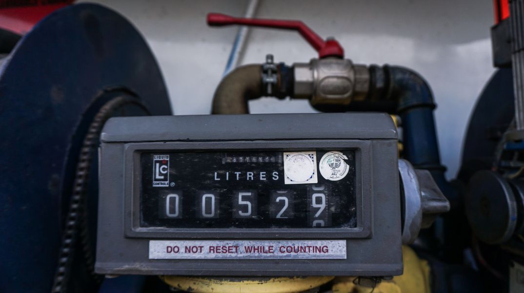Πέφτουν οι τιμές σε πετρέλαιο θέρμανσης και βενζίνη, σταθερό το ρεύμα - Οι αναλυτές βλέπουν προϋποθέσεις για περαιτέρω αποκλιμάκωση.