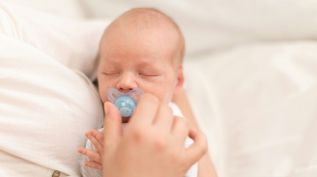 Χημική ουσία που συνδέεται με χαμηλό αριθμό σπερματοζωαρίων, παχυσαρκία και καρκίνο εντοπίστηκε σε πιπίλες βρεφών - Τι απαντούν οι εταιρίες. 