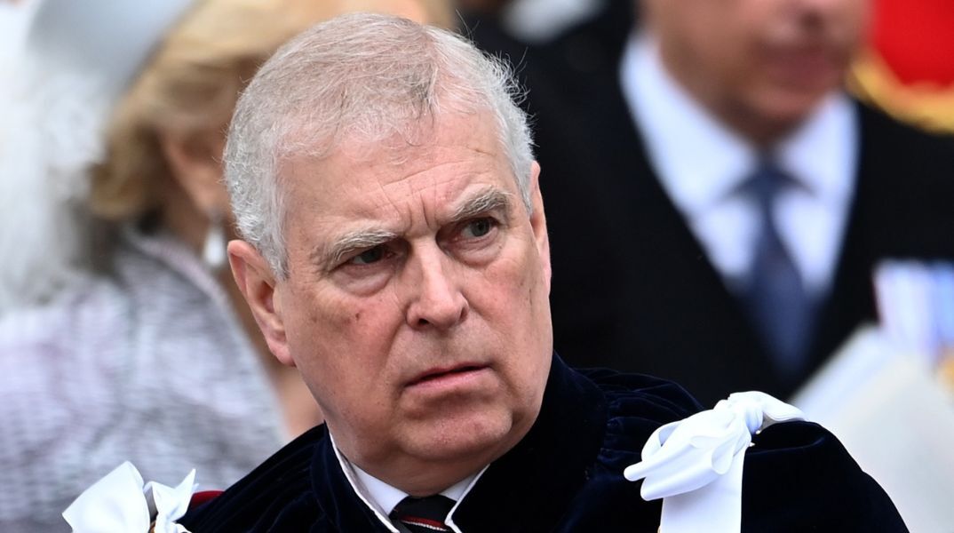 Ο πρίγκιπας Άντριου αποποιείται τους τίτλους του μετά από πιέσεις για τα σκάνδαλα Έπσταϊν - Επιμένει στην αθωότητά του και αποσύρεται από τη δημόσια ζωή.