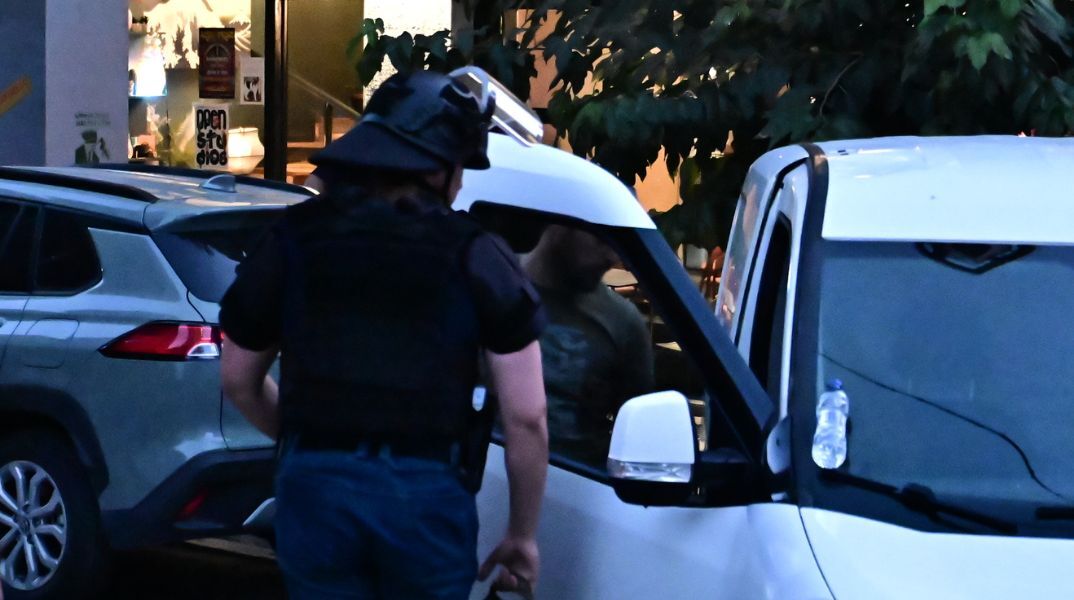 Συναγερμός έχει σημάνει στις αρχές μετά τον εντοπισμό σακιδίου στην οδό Χαριλάου Τρικούπη στο κέντρο της Αθήνας - Έχει διακοπεί η κυκλοφορία