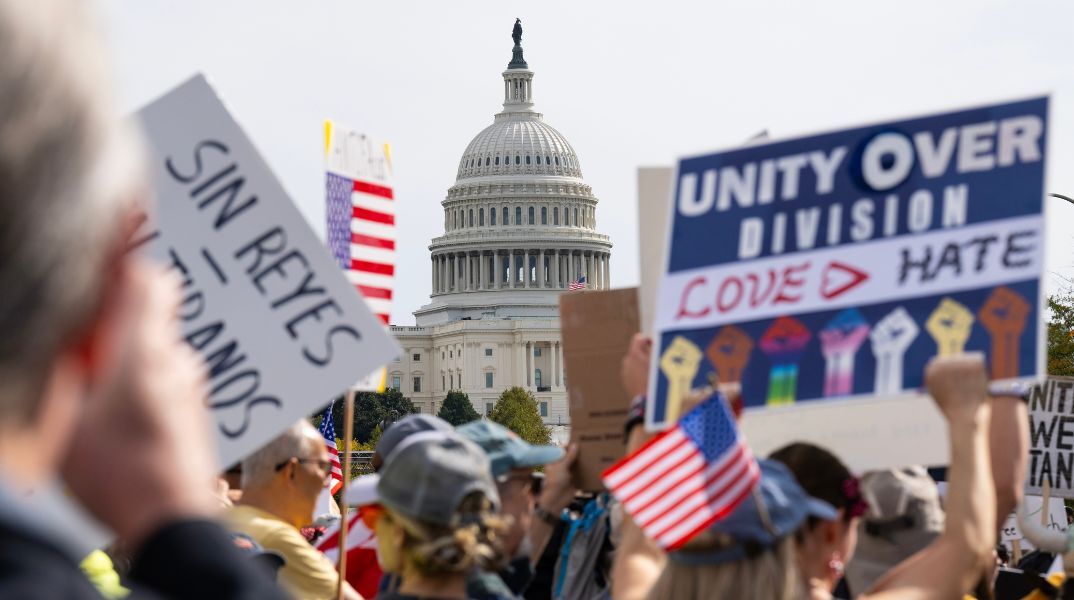 ΗΠΑ: Εκατομμύρια Αμερικανοί διαδηλώνουν σε όλες τις πολιτείες με το σύνθημα «Όχι βασιλιάδες», καταγγέλλοντας τον αυταρχισμό του Ντόναλντ Τραμπ.