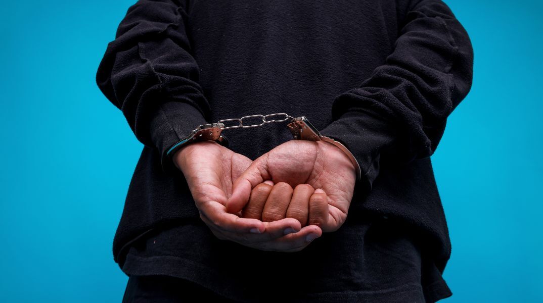 48χρονος από το Περιστέρι συνελήφθη μετά από ανάρτηση στο Facebook με πιστόλι και φυσίγγια - Το όπλο βρέθηκε κρυμμένο σε καναπέ.