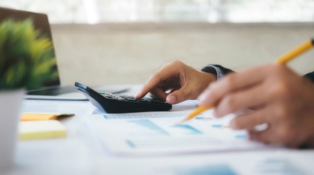 Προϋπολογισμός 2026: Φέρνει φοροελαφρύνσεις και επιδόματα που μειώνουν τη φτώχεια, ενισχύοντας μεσαία τάξη, ηλικιωμένους και πολύτεκνες οικογένειες.