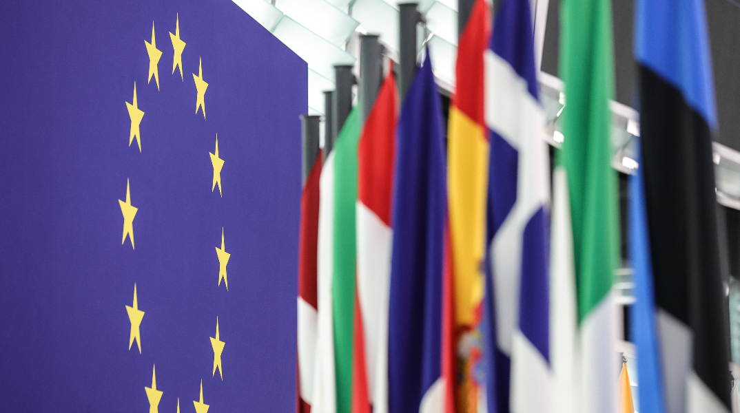 Politico: Η ΕΕ σχεδιάζει να δεχθεί νέα μέλη χωρίς πλήρη δικαιώματα ψήφου, ώστε να επιταχύνει τη διεύρυνση και να περιορίσει τα εσωτερικά βέτο.