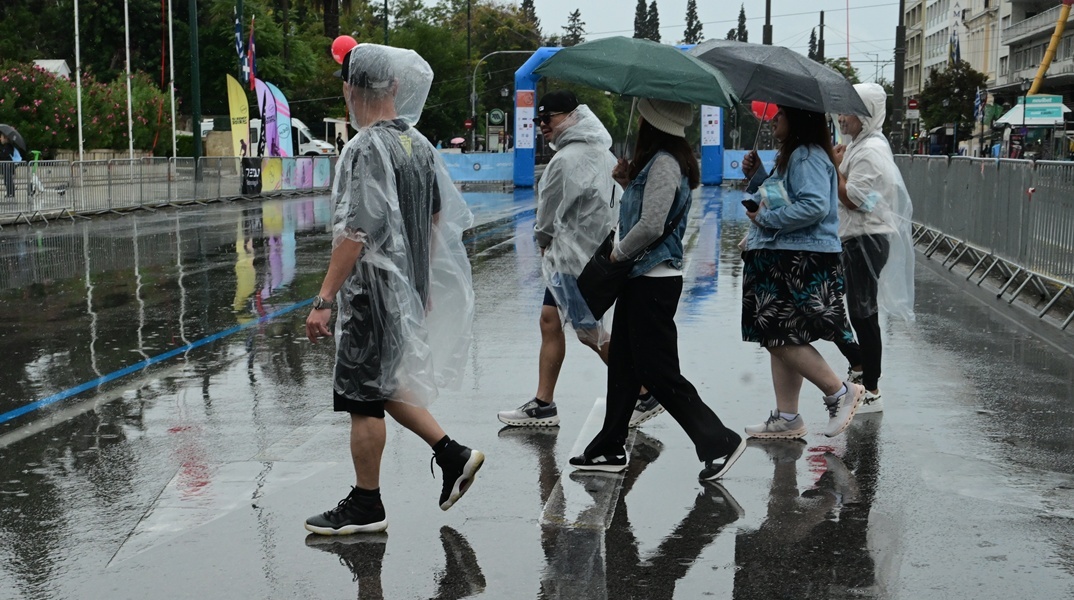 Πολίτες με ομπρέλες στο κέντρο της Αθήνας