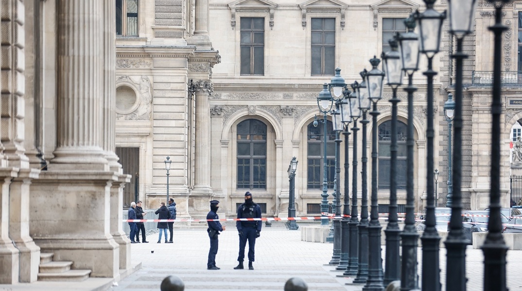 Αστυνομικές δυνάμεις πέριξ του Μουσείου του Λούβρου