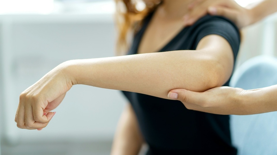 Άτομο που εξετάζεται από γιατρό και σηκώνει τα χέρια του