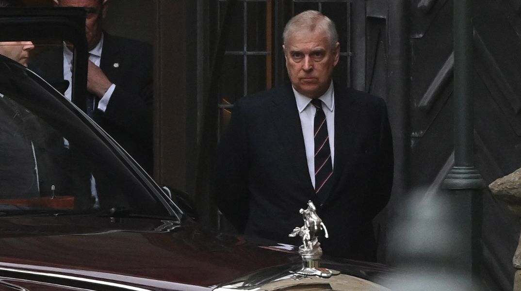 Ο πρίγκιπας Άντριου παραιτήθηκε από τους τίτλους του λόγω του σκανδάλου Έπσταϊν - Τα δεδομένα για το εισόδημά του μετά τη διακοπή των βασιλικών επιχορηγήσεων. 