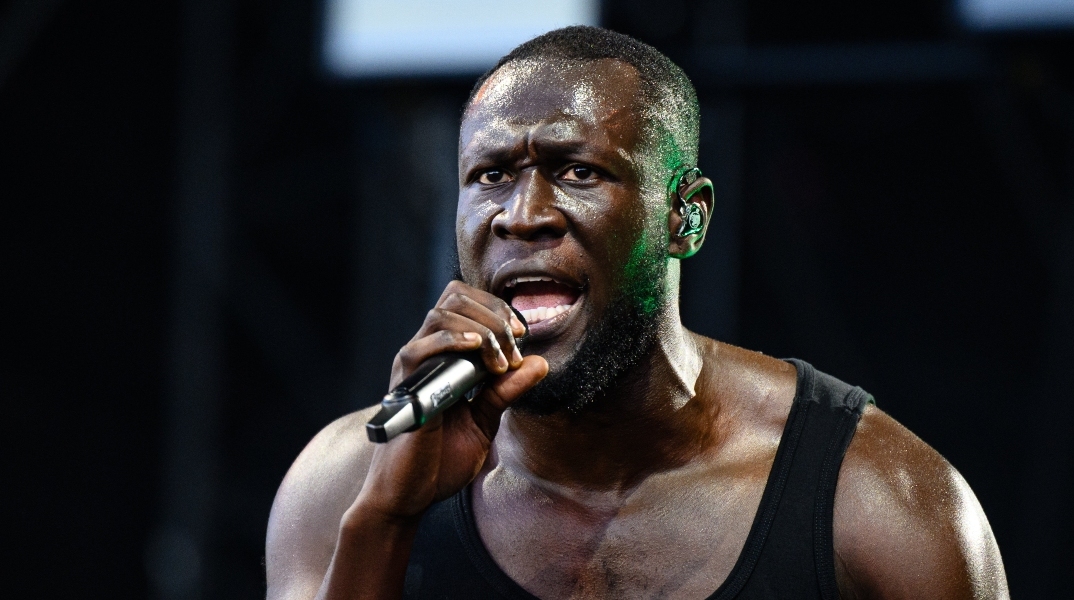 Ο ράπερ Stormzy τιμήθηκε ως επίτιμος εταίρος του Κολλεγίου Jesus στο Πανεπιστήμιο του Κέιμπριτζ για τη φιλανθρωπική και πολιτιστική του δράση.