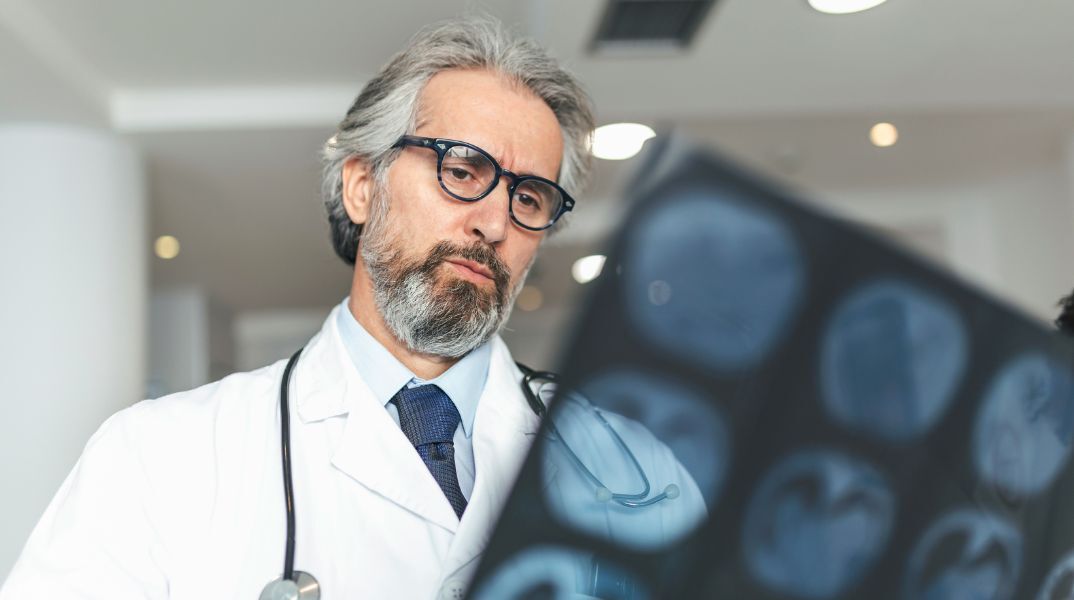 Επιστήμονες αποκαλύπτουν ότι ο εγκέφαλός μας φτάνει στο απόγειο των ικανοτήτων του πολύ αργότερα από ό,τι νομίζαμε - Ακόμη και μετά τα 60.