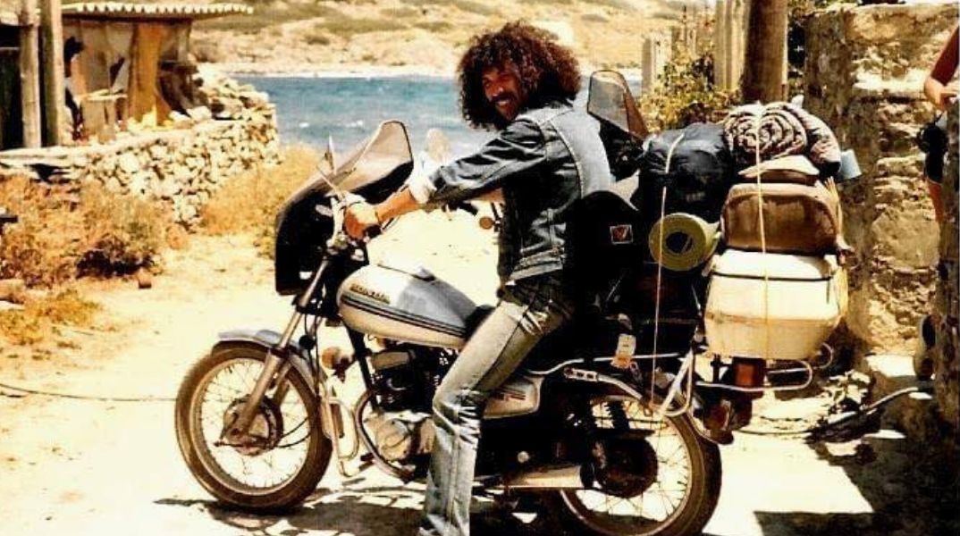 Πέθανε ο Γιώργος Ψωμόπουλος - Μάνατζερ των Magic De Spell και μορφή-κλειδί της ελληνικής ροκ σκηνής, που στήριξε γενιές μουσικών.