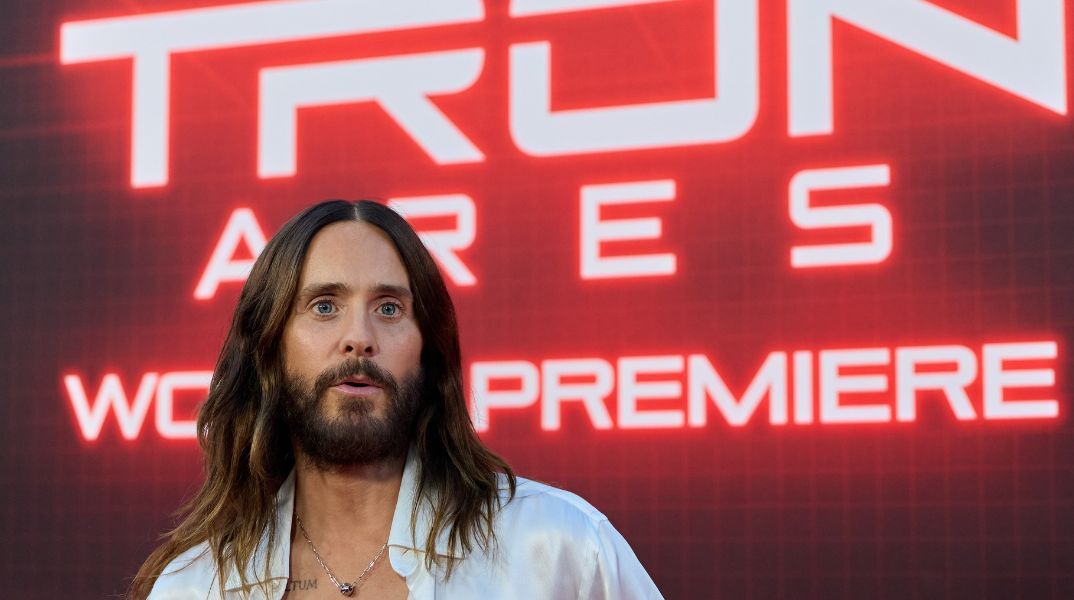 Ο Τζάρεντ Λέτο έκανε απροειδοποίητη εμφάνιση σε προβολή του Tron: Ares, όμως η αίθουσα ήταν σχεδόν άδεια, αντικατοπτρίζοντας τη χαμηλή απήχηση της ταινίας.