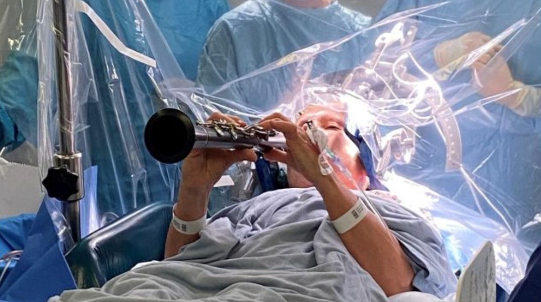 Μια γυναίκα με τη νόσο του Πάρκινσον έπαιζε κλαρινέτο ενώ υποβαλλόταν σε εγχείρηση εγκεφάλου για διέγερση - Πώς εξελίχθηκε η διαδικασία.