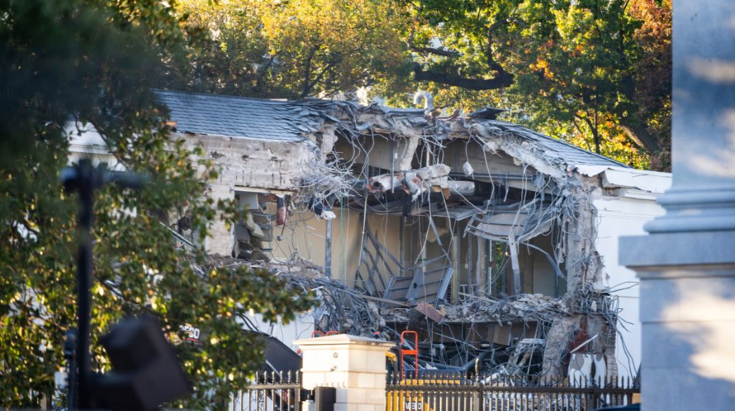 ΗΠΑ: Ο Ντόναλντ Τραμπ κατεδαφίζει μέρος του Λευκού Οίκου για την κατασκευή αίθουσας χορού 250 εκατ. δολαρίων - Αντιδράσεις στην Ουάσινγκτον.