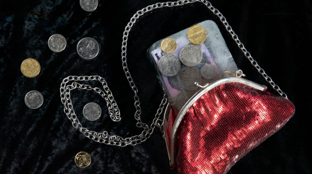 κόκκινο πορτοφόλι με μετρητά 