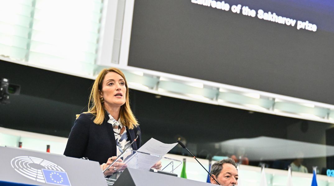 Το Ευρωκοινοβούλιο απονέμει το Βραβείο Ζαχάροφ 2025 στους φυλακισμένους δημοσιογράφους Αντρέι Ποσομπούτ και Μζία Αμαγκλομπέλι.