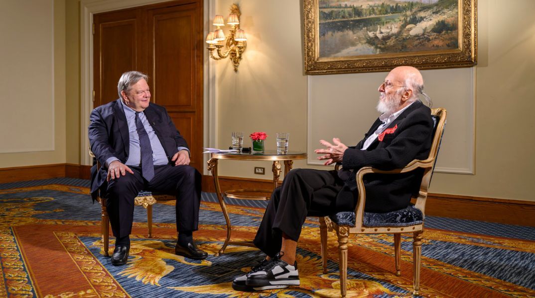 Μια συγκινητική συζήτηση του Διονύση Σαββόπουλου με τον Ευάγγελο Βενιζέλο στο συνέδριο του Κύκλου Ιδεών για τα 50 χρόνια της Μεταπολίτευσης.