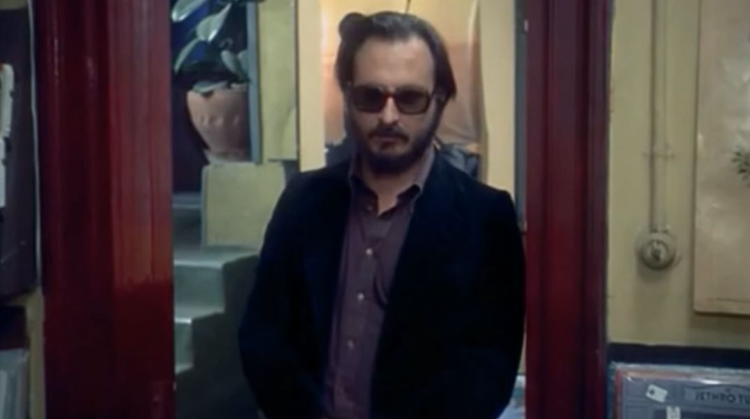 Η εμβληματική σκηνή του Διονύση Σαββόπουλου στα Χρώματα της Ίριδος του Νίκου Παναγιωτόπουλου - Ο αείμνηστος τραγουδοποιός άφησε το αποτύπωμά του και στο σινεμά