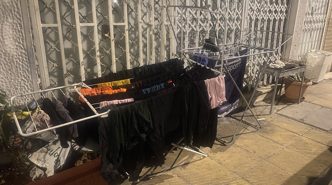 Σε βλέπω να απλώνεις