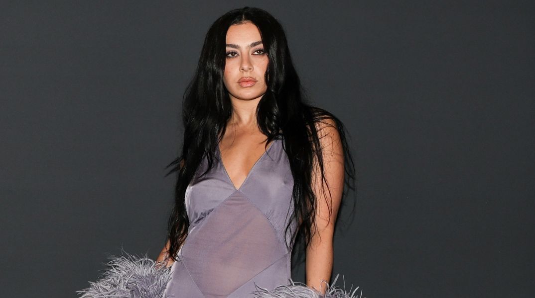 Η Charli XCX βρίσκεται σε συζητήσεις για πρωταγωνιστικό ρόλο στο σκηνοθετικό ντεμπούτο της Ντακότα Τζόνσον, «A Tree Is Blue» - Στο καστ και η Τζέσικα Άλμπα.