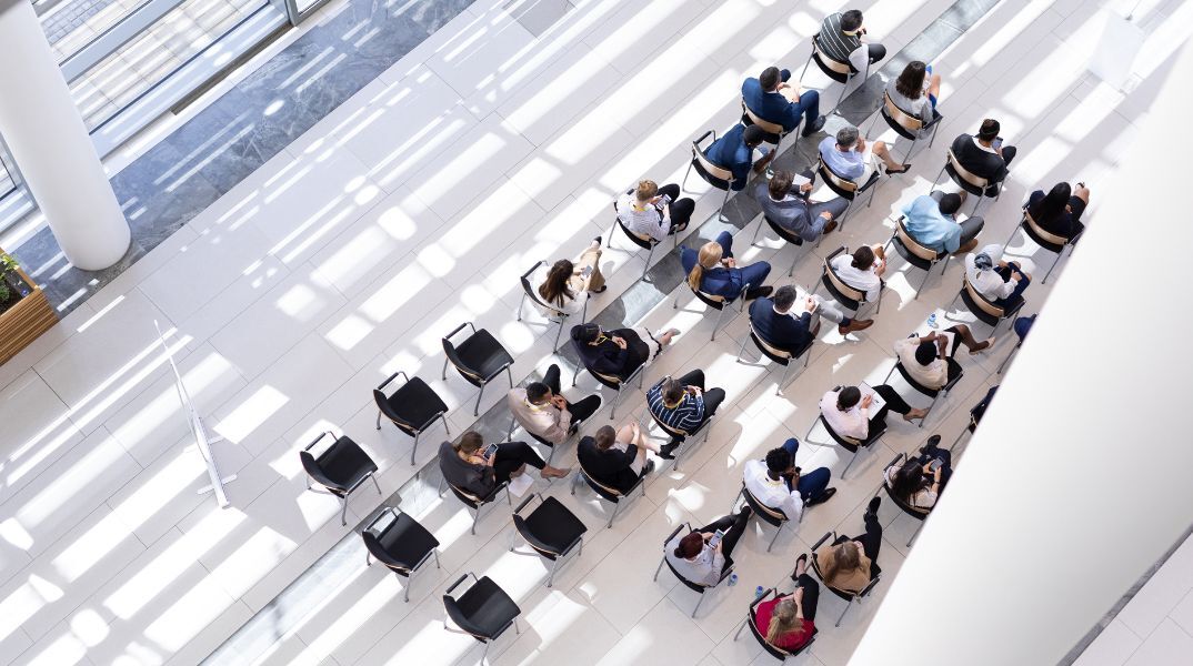 Η ΕΛΣΤΑΤ καταγράφει ότι 7 στους 10 νέους πιστεύουν πως η εκπαίδευσή τους καλύπτει τις ανάγκες της εργασίας - Οι διαφορές ανά φύλο και απασχόληση.