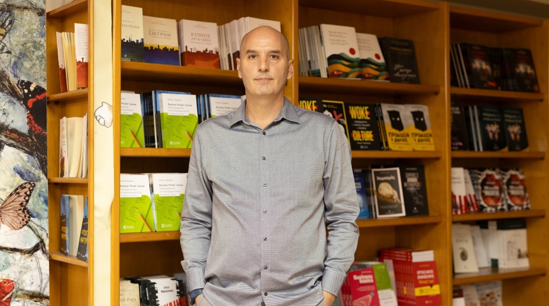 Συνέντευξη με τον Γεράσιμο Τζαμαρέλο για το βιβλίο «Business Model Canvas - Χαρτογραφώντας την Επιχειρηματικότητα», που κυκλοφορεί από τις εκδόσεις Ελληνοκδοτική και το ανθρώπινο μάρκετινγκ. Πρακτικές ιδέες, εμπειρίες πεδίου, αλήθειες αγοράς.