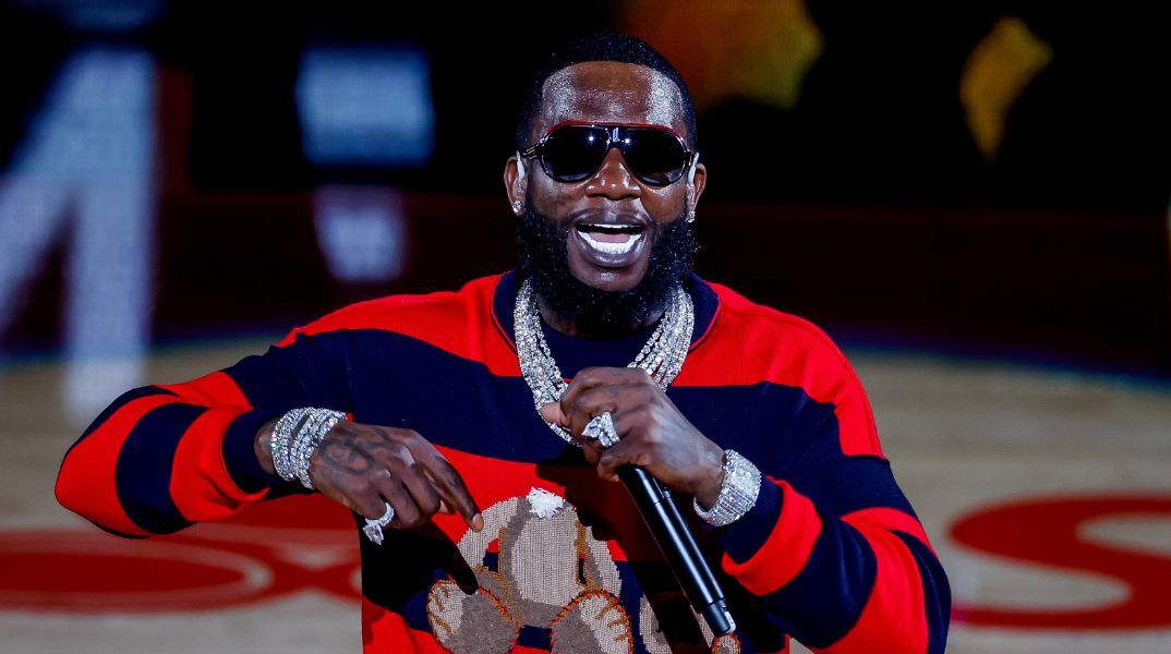 Ο ράπερ Gucci Mane αποκάλυψε ότι διαγνώστηκε με σχιζοφρένεια και διπολική διαταραχή, μιλώντας ανοιχτά για την ψυχική του υγεία.