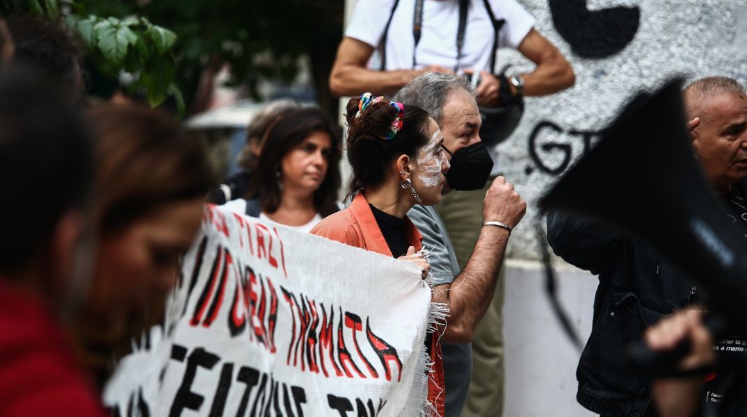 Βίντεο: Επεισόδια στο Μεταξουργείο στη διαμαρτυρία εκπαιδευτικών και γονέων για συγχωνεύσεις σχολείων - Χρήση χημικών από την αστυνομία.