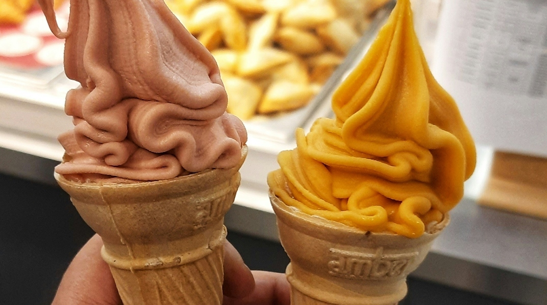 Τι υπάρχει στο εσωτερικό των μηχανημάτων που σερβίρουν μαλακό παγωτό μηχανής; 