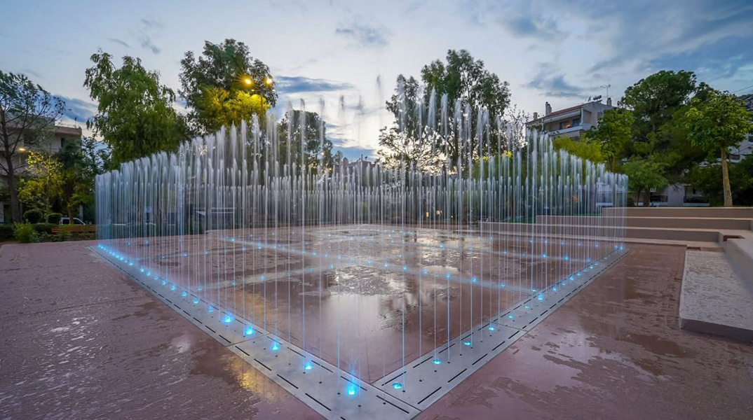 Τo νέο διαδραστικό συντριβάνι στην Τερψιθέα που έχει ξετρελάνει μικρούς και μεγάλους