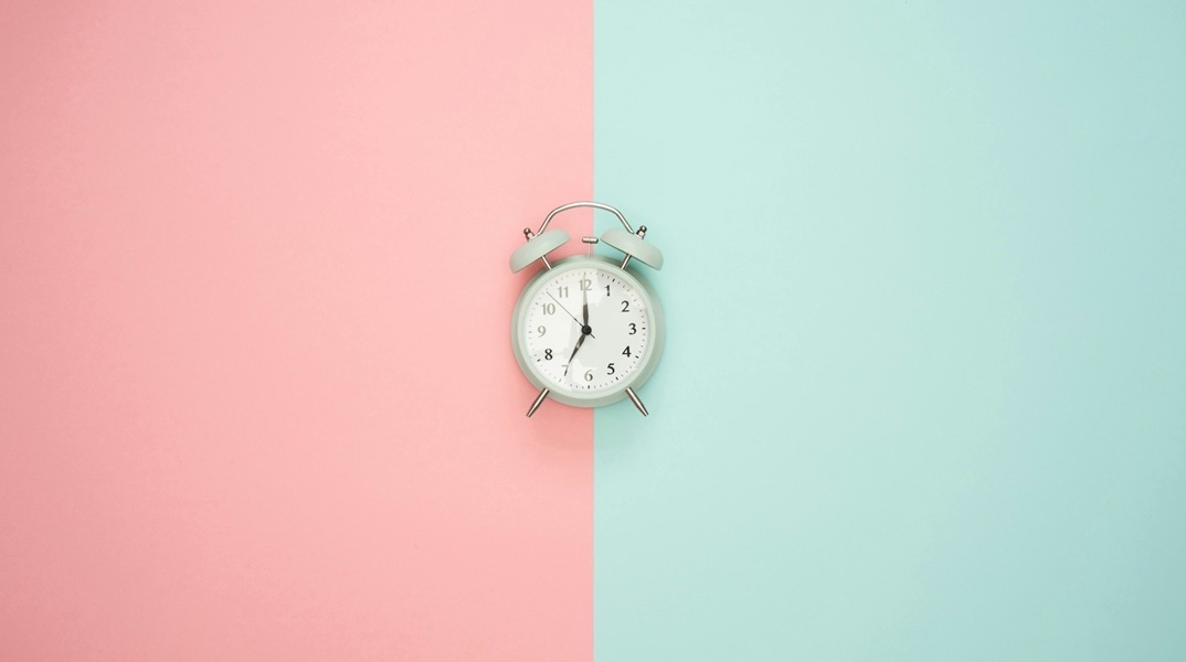 Ρολόι σε δίχρωμο τοίχο 