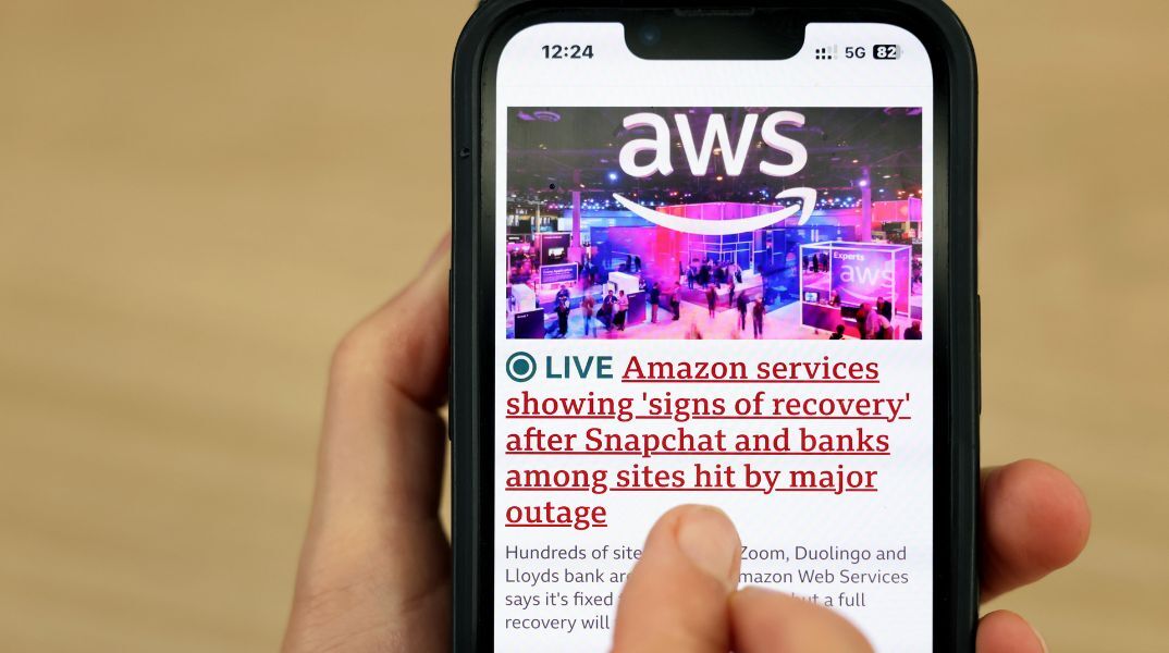 Η Amazon αποκάλυψε ότι σφάλμα σε αυτοματοποιημένο λογισμικό DNS προκάλεσε τη διακοπή υπηρεσιών σε πάνω από 2.000 εταιρείες παγκοσμίως.