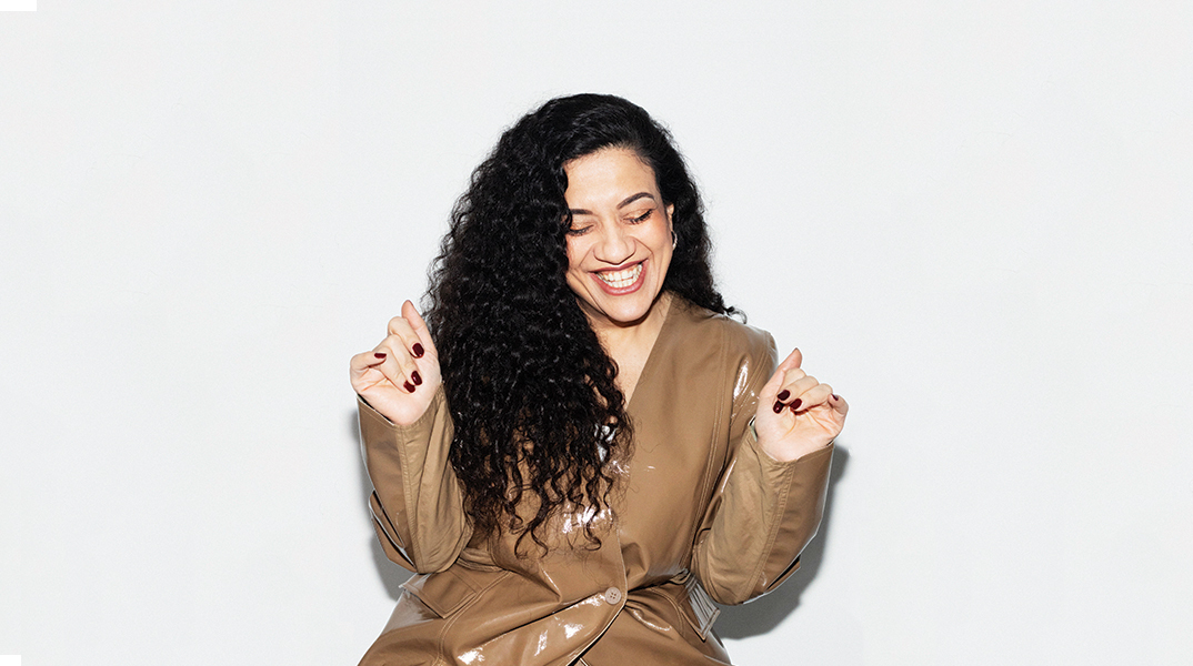 Ατένα Φαρροκζάντ: Η ποιήτρια που γεφυρώνει παραδόσεις