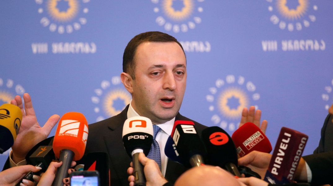 Ο πρώην πρωθυπουργός Ιρακλί Γκαριμπασβίλι κατηγορείται για ξέπλυμα μαύρου χρήματος και διαφθορά - Το τέλος ενός στενού συμμάχου του ολιγάρχη Μπιντζίνα Ιβανισβίλι.